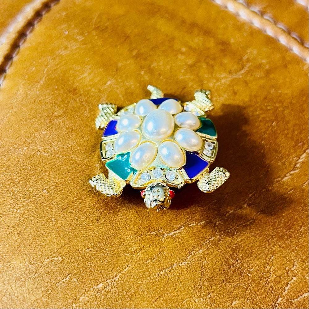 VTG 1990s gold tone turtle brooch with faux pearls